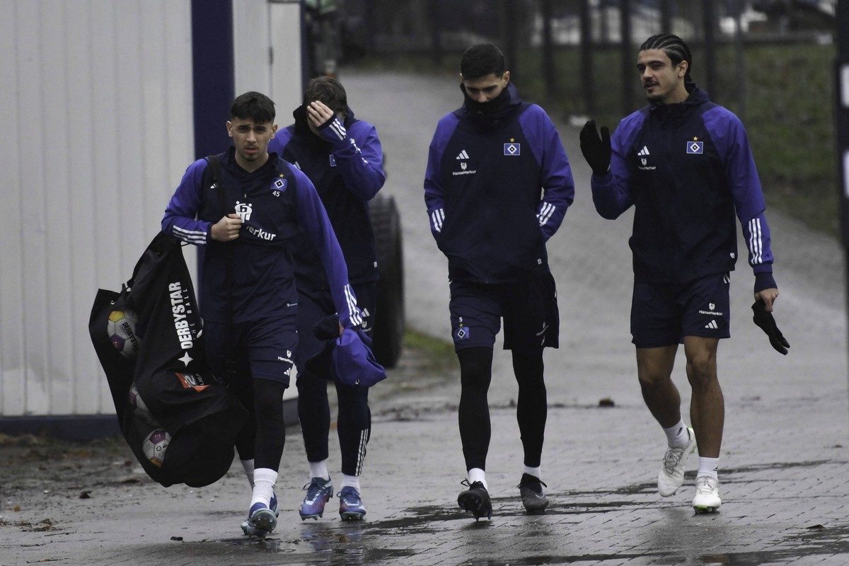 GER 2. FBL,, Hamburger SV Training / 10.12.2023, Volksparkstadion, Hamburg, GER 2. FBL, Hamburger SV Training im Bild ein Teil der Mannschaft des HSV geht zum Training *** GER 2 FBL,, Hamburger SV Tra ...