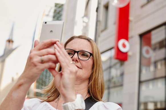 Schnell und einfach: Geh in einen der Vodafone Shops mit Vor-Ort-Reparatur und lasse dein Smartphone reparieren, statt dir gleich ein Nagelneues zu kaufen.