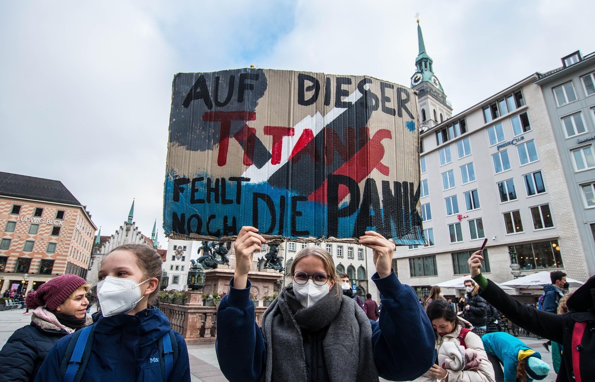 December 17, 2021, Munich, Bavaria, Germany: Celebrating their third anniversary, up to 300 participants strictly observed anti-pandemic regulations and marched from Munich's Marienplatz to Gaert ...