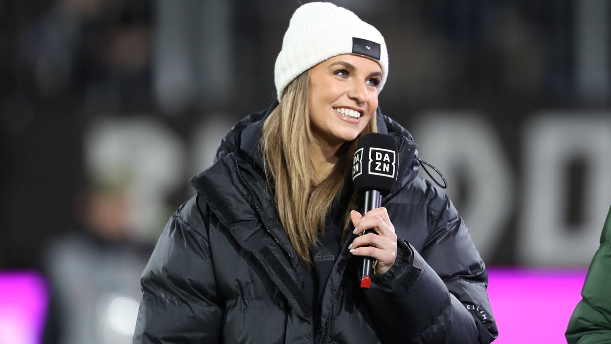 Germany, Koeln, 24.11.2023, RheinEnergieStadion, 1. FC Koeln vs Bayern Muenchen - 1. Bundesliga, DAZN Moderatorin Laura Wontorra laughs Cologne RheinEnergieStadion North Rhine-Westfalia Germany *** Ge ...