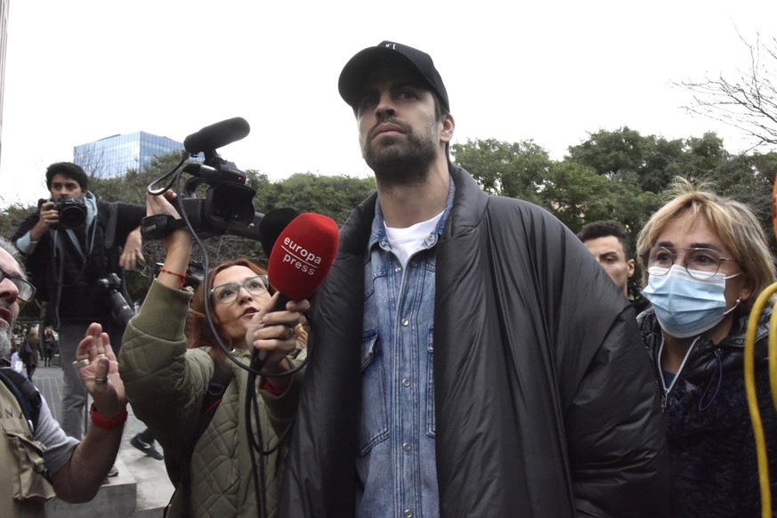 01.12.2022, Spanien, Barcelona: Gerard Pique (M), Profi-Fußballer derzeit beim FC Barcelona, verlässt das Familiengericht Nr. 18 von Barcelona, nach einer Verhandlung über das Sorgerecht seiner Kinder ...