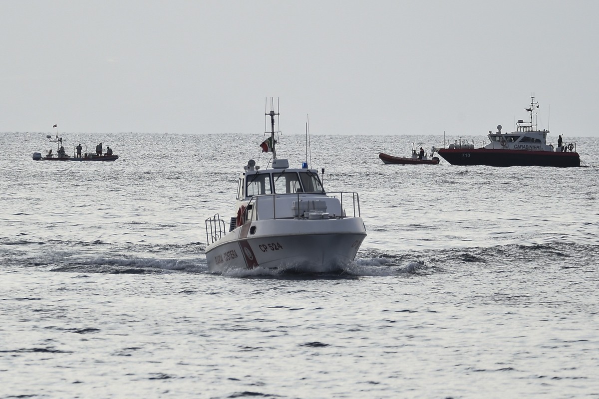 20.08.2024, Italien, Porticello: Drei Rettungsschiffe fahren auf dem Wasser. Rettungsteams und Taucher sind an den Ort einer im Sturm gesunkenen Superyacht zurückgekehrt, um die Suche nach sechs Mensc ...
