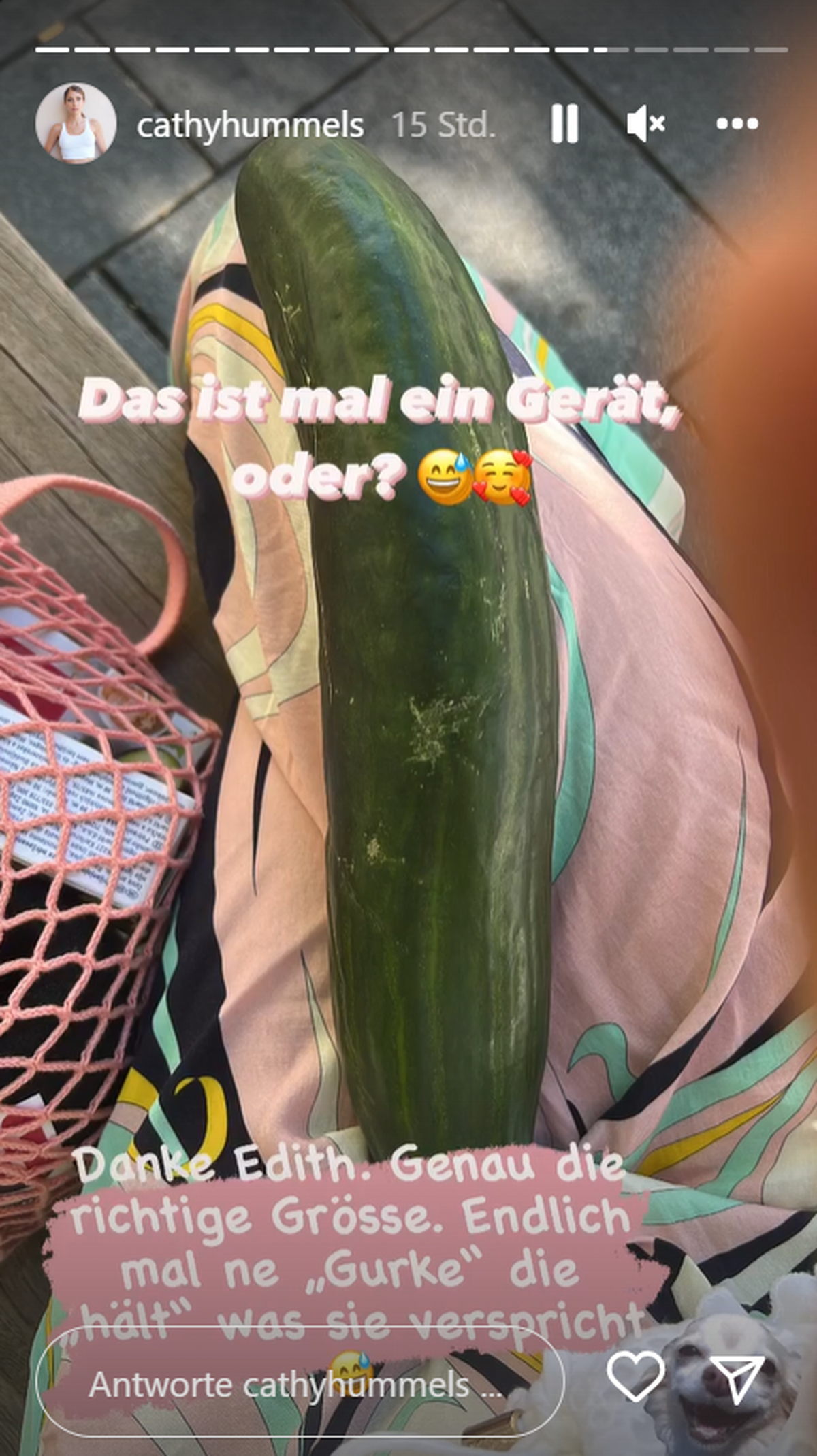 Cathy Hummels freut sich über diese große Gurke.