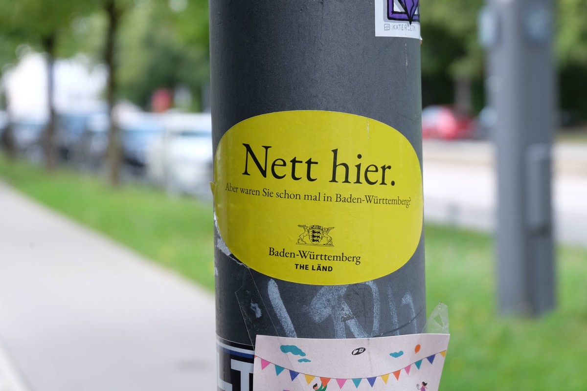 Nett hier Sticker Nett hier. Aber waren Sie schon mal in Baden-Württemberg-Sticker an Laternenpfosten *** Nice here Sticker Nice here But have you ever been to Baden Württemberg Stickers on lampposts