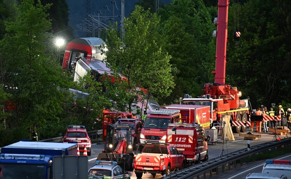 ARCHIV - 03.06.2022, Bayern, Garmisch-Partenkirchen: Zahlreiche Einsatz- und Rettungskräfte bereiten die Unglücksstelle für den weiteren Einsatz in der Nacht vor. Bei einem schweren Zugunglück sind in ...