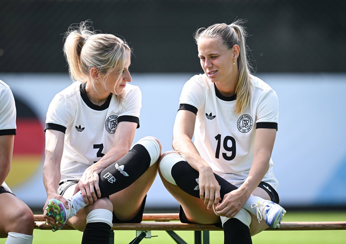 Fussball International Frauen Euro 2025 01.07.2025 Fototermin, Mannschaftsbild Nationalmannschaft Deutschland: Kathrin Hendrich li und Klara Buehl re *** Football International Women Euro 2025 01 07 2 ...