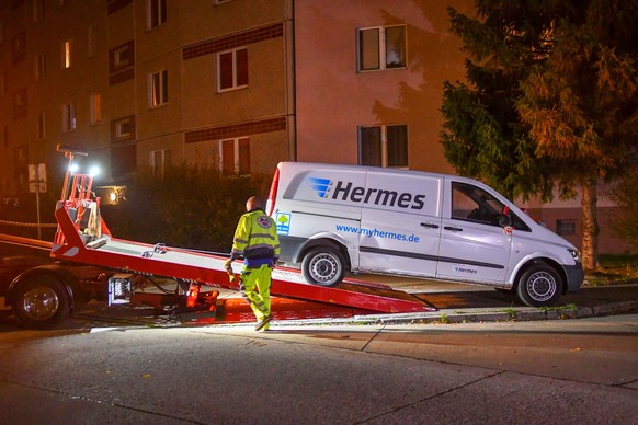 Der Transporter, in dem einer der Hermes-Mitarbeiter tot aufgefunden wurde, wurde in den frühen Morgenstunden abtransportiert.
