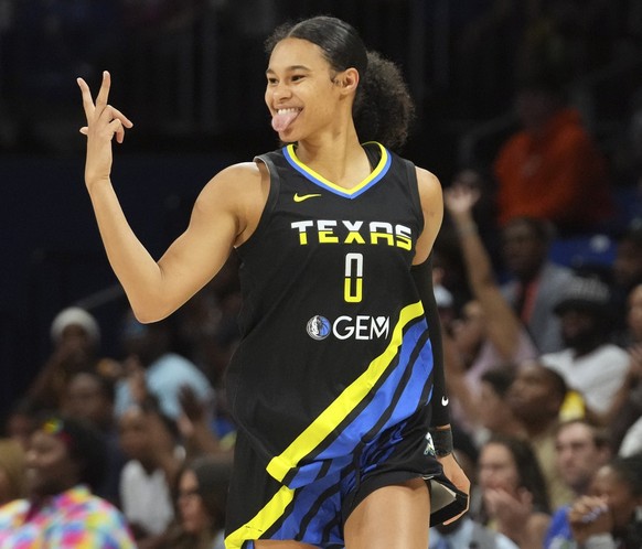 ARCHIV - 13.08.2023, USA, Arlington: Baskettball: WNBA, Connecticut Sun - Dallas Wings, Finale: Die Stürmerin der Dallas Wings, Satou Sabally, reagiert auf einen 3-Punkte-Korb in der zweiten Halbzeit. ...