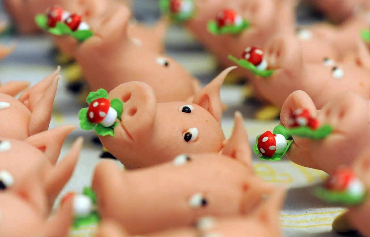 ARCHIV - 28.12.2012, Baden-W�rttemberg, Villingen-Schwenningen: Gl�cksschweine aus Marzipan stehen auf einem Tablett. 

Die deutsche Sprache ist voll von Redewendungen rund ums Gl�ck. (zu dpa: �Was da ...
