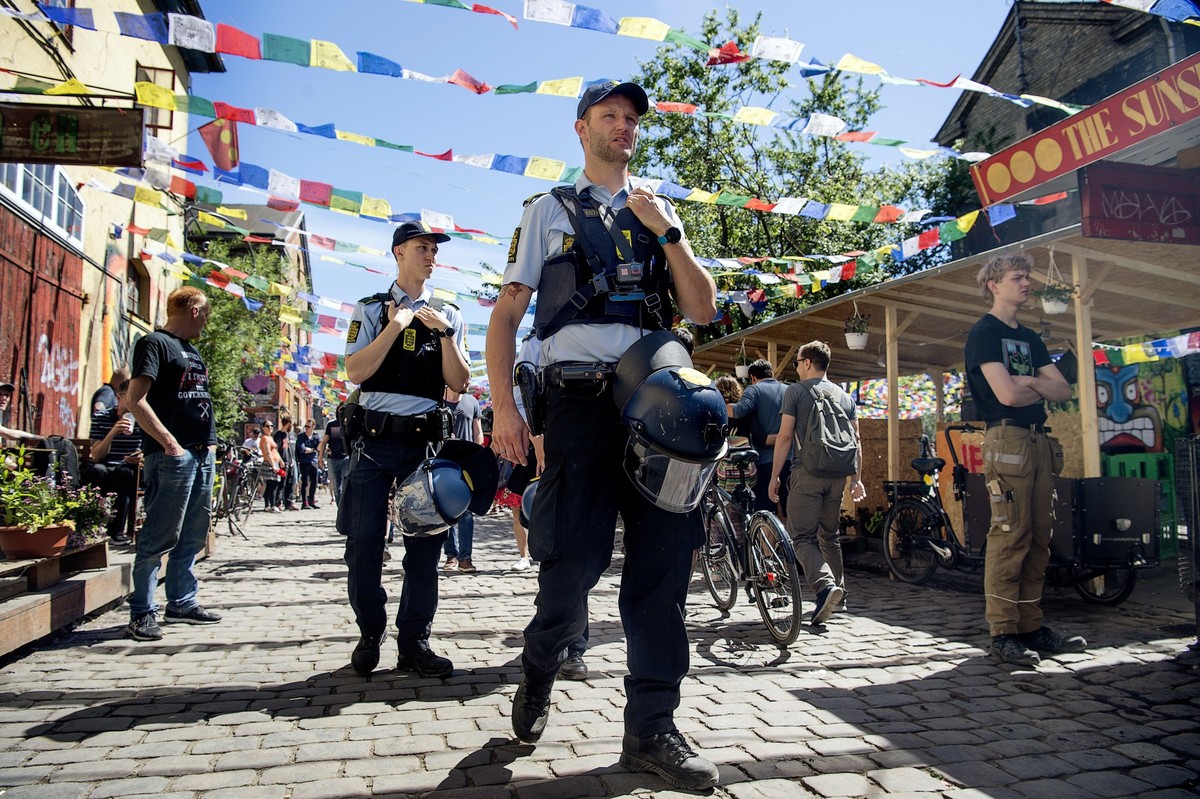 ARCHIV - 25.05.2018, Dänemark, Kopenhagen: Eine Polizeistreife kontrolliert die Pusher Street in der alternativen Siedlung Christiania. In der berüchtigten Pusher Street soll es künftig härtere Strafe ...