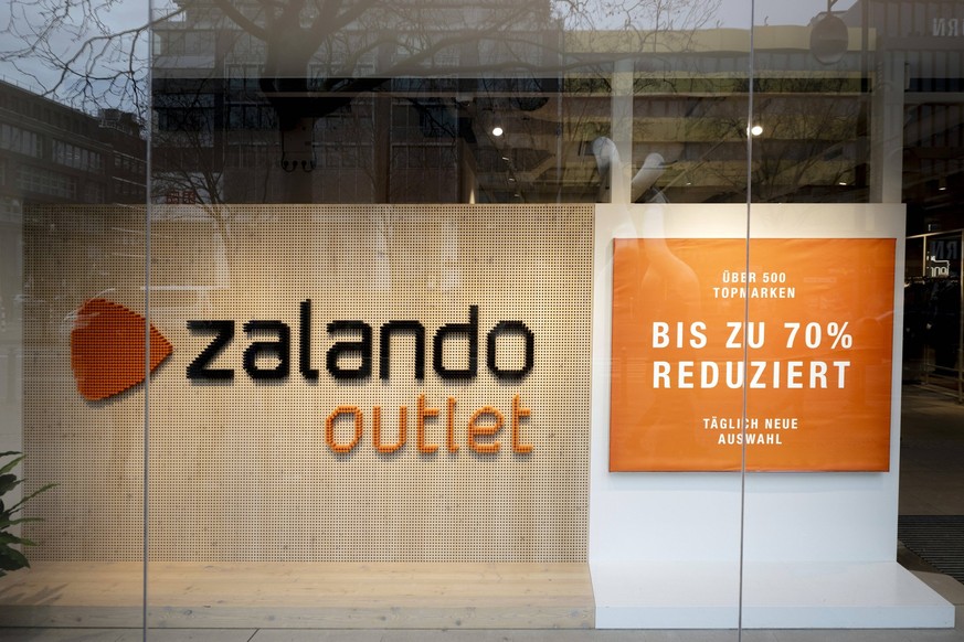 Zalando Outlet DEU, Deutschland, Germany, Berlin, 10.02.2024 Werbung Bis zu 70 Prozent % Reduziert der verschlossenen Filiale Zalando Outlet auf der Tauentzienstrasse Tauentzin in Berlin Deutschland . ...