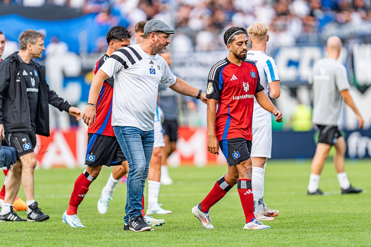 18.08.2024, SV Meppen vs. Hamburger SV, DFB-Pokal, 1. Runde Hamburgs Trainer Steffen Baumgart und Hamburgs Immanuel Pherai auf dem Weg in die Kabine Wichtiger Hinweis: Gemaess den Vorgaben der DFL Deu ...