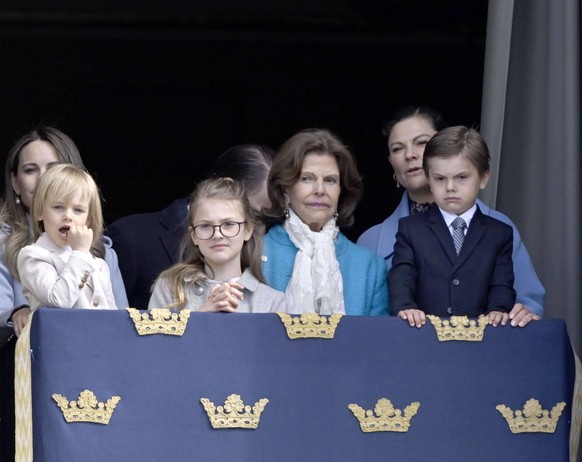 Prinsesse Sofia med prins Gabriel, prins Daniel, prinsesse Estelle, dronning Silvia og kronprinsesse Victoria med prins Oscar ved kongens bursdagsfeiring på Stockholms slott på lørdag...
