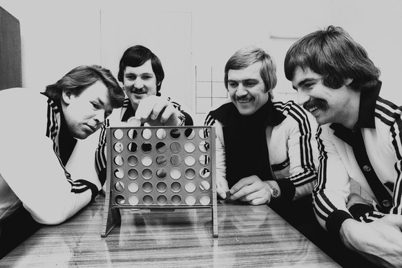 Joe Deckarm, Horst Spengler, Kurt Klüspies und Heiner Brand (von links nach rechts) vor einer kniffligen Aufgabe.