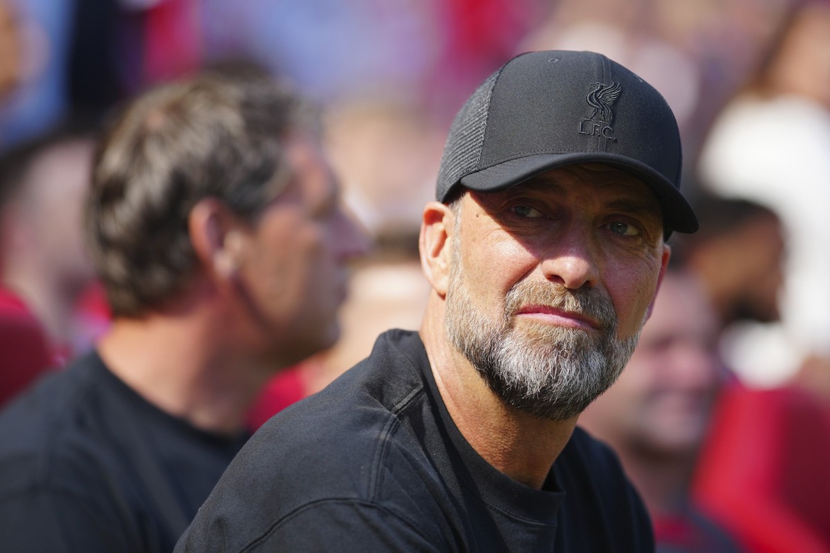 ARCHIV - 19.05.2024, Großbritannien, Liverpool: Fußball: Premier League, England, FC Liverpool - Wolverhampton Wanderers, 38. Spieltag, Anfield: Liverpools Trainer Jürgen Klopp sitzt vor dem Spiel auf ...