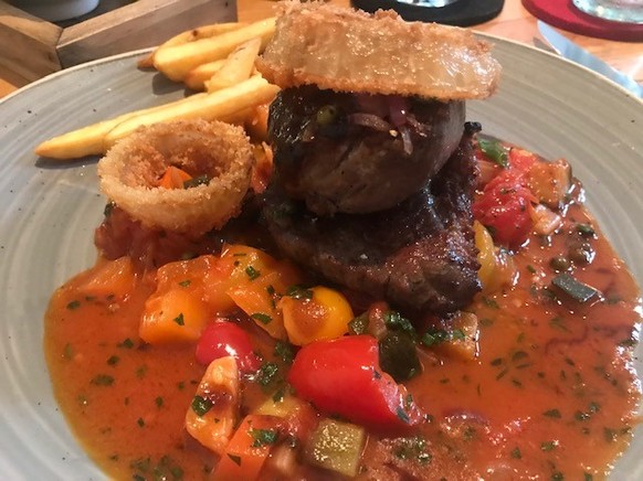 Lendensteak mit hausgemachten Pommes und Ratatouille-Gemüse.