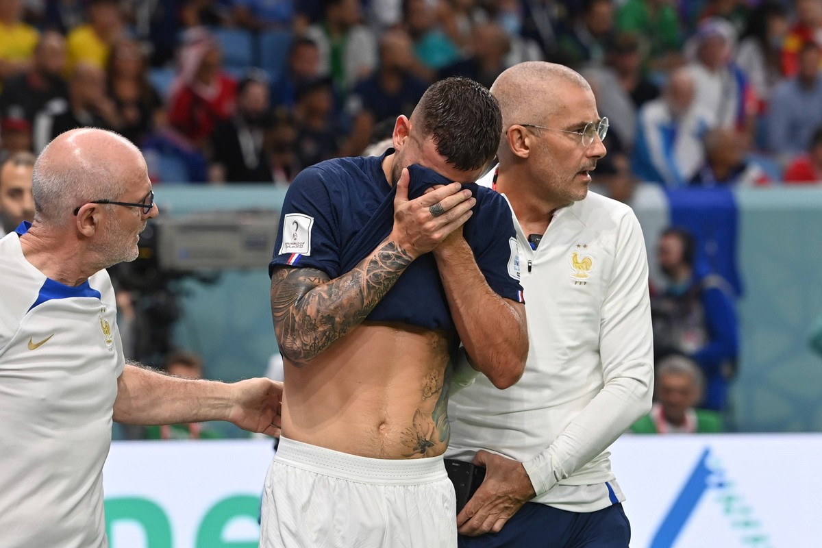 Lucas HERNANDEZ FRA verletzt sich schwer und kaempft mit den Traenen, Verletzung,Kreuzbandriss, Spiel 5,Gruppe D Frankreich FRA - Australien AUS 4-1, am 22.11.2022, Al Janoub Stadium. Fussball Weltmei ...