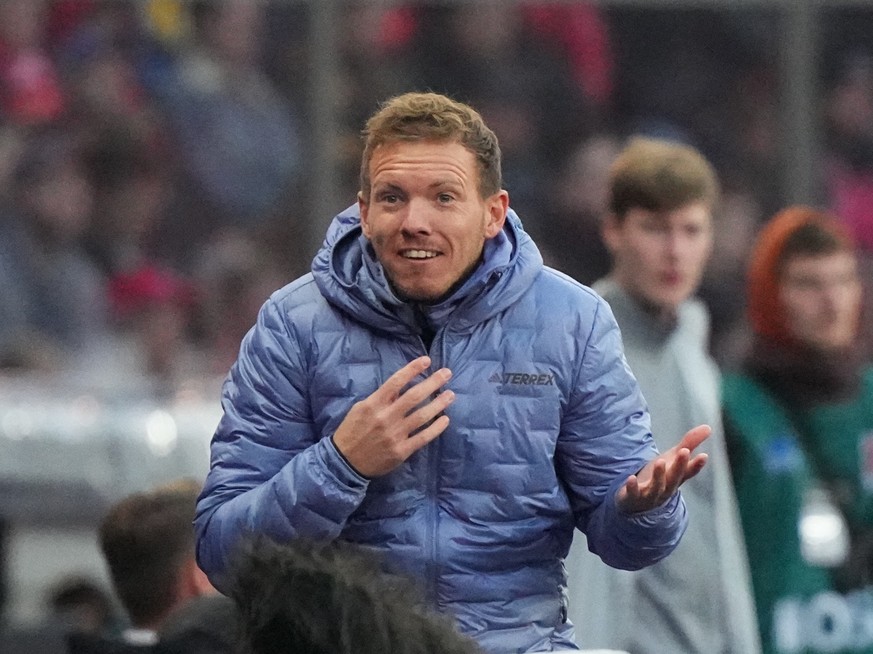 05.11.2022, Berlin: Fußball, Bundesliga, Hertha BSC - FC Bayern München, 13. Spieltag im Olympiastadion. Bayerns Trainer Julian Nagelsmann wundert sich über eine Schiedsrichterentscheidung. Foto: Soer ...