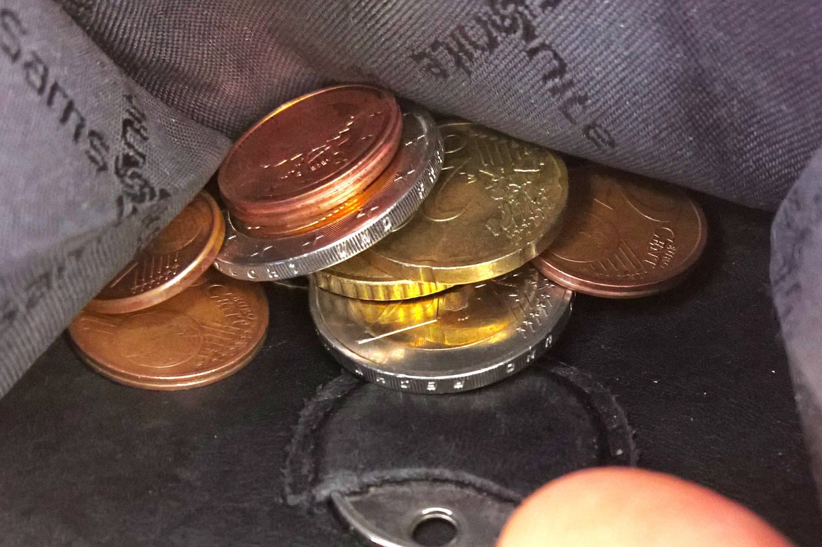 Kleingeld in der Geldbörse bzw im Geldbeutel. Foto: Hartgeld, Cent- und Euro-Münzen zur Barzahlung - sprich, bar bezahlen *** Small change in your wallet or purse Photo Hard cash, cents and euro coins ...