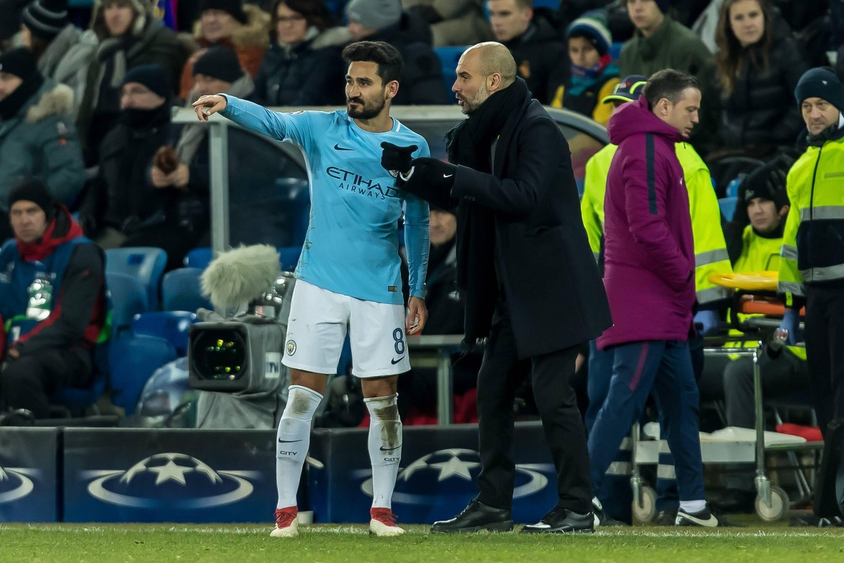 Basel, Schweiz 13.02.2018, UEFA Champions League - 2017/18 Season, Achtelfinale, FC Basel - Manchester City, Trainer Josep Guardiola (MNC) spricht mit Ilkay Guendogan (MNC) ( DeFodi507 *** Basel Switz ...