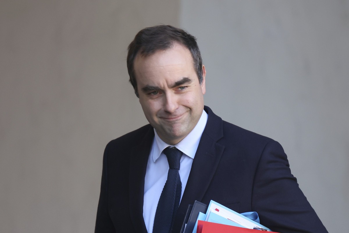 ARCHIV - 03.01.2025, Frankreich, Paris: Der französische Verteidigungsminister Sebastien Lecornu verlässt die erste Kabinettssitzung der neuen Regierung im Elysee-Palast. (zu dpa «Macron ernennt Verte ...