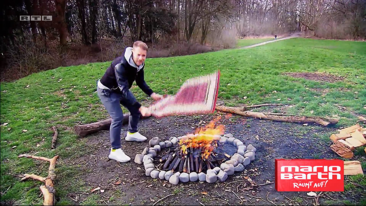 Wenn er keinen Handyempfang hat, greift Oliver Pocher auf Rauchzeichen zurück.