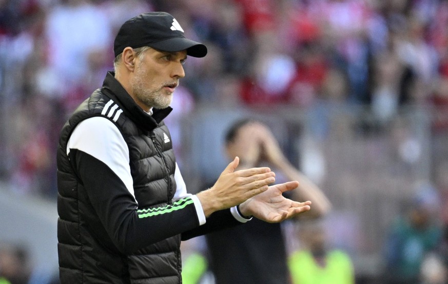 Trainer Coach Thomas Tuchel FC Bayern Muenchen FCB am Spielfeldrand Gestik Geste klatscht aufmunternd in die Haende Trainer Coach Dino Toppmoeller Eintracht Frankfurt SGE Enttaeuschung enttaeuscht nac ...
