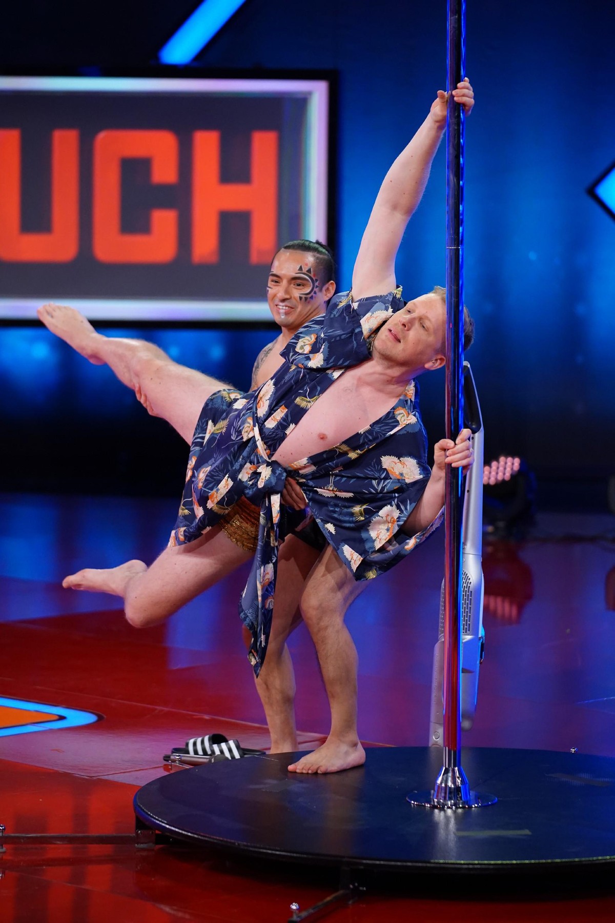 Moderator Oliver Pocher (r.) bekommt von Antonny Silva Gamboa Unterricht im Pole Dance.

Die Verwendung des sendungsbezogenen Materials ist nur mit dem Hinweis und Verlinkung auf TVNOW gestattet.