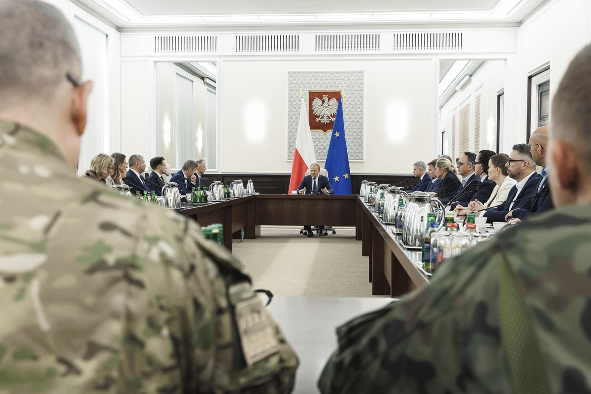 dpatopbilder - 10.09.2025, Polen, Warschau: Der polnische Ministerpräsident Donald Tusk hält nach der Verletzung des polnischen Luftraums während eines russischen Angriffs eine außerordentliche Regier ...