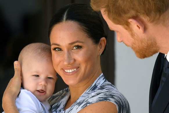 FILE PHOTO: Britain's Prince Harry and his wife Meghan, Duchess of Sussex, holding their son Archie in Cape Town, South Africa, September 25, 2019. REUTERS/Toby Melville/File Photo