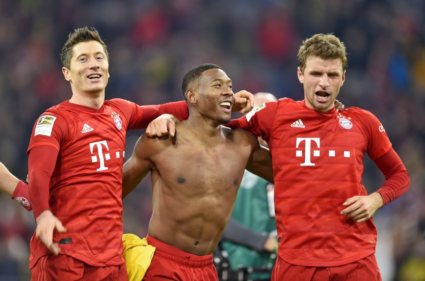 Robert Lewandowski feiert mit David Alaba und Thomas Müller (v.l.n.r.) den Sieg gegen den BVB.