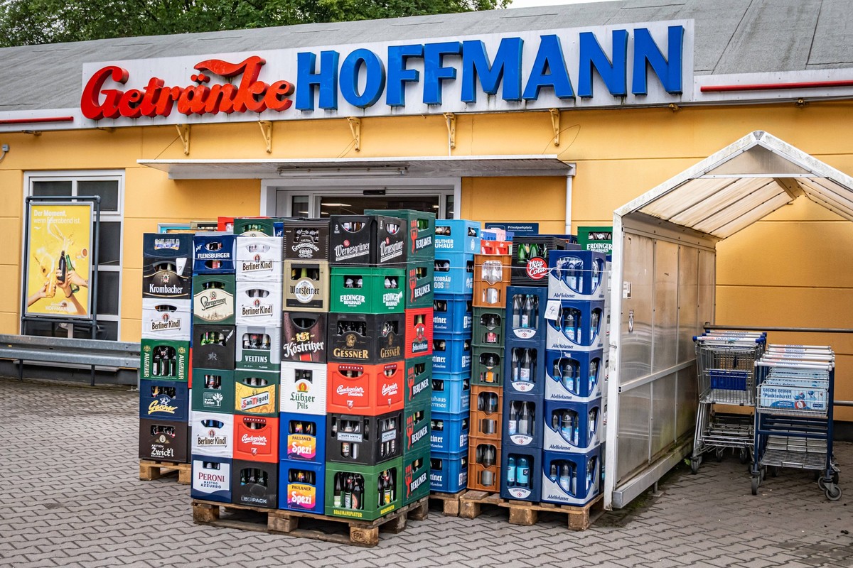 Berlin Reinickendorf Wirtschaftsstandort Getränke Hoffmann, Pfandflschen - 30.05.2025 Berlin *** Berlin Reinickendorf Business Location Beverages Hoffmann, Pfandflschen 30 05 2025 Berlin