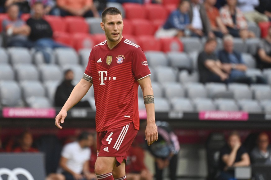 Niklas SUELE Bayern Muenchen, Aktion,Einzelbild,angeschnittenes Einzelmotiv,Halbfigur,halbe Figur. Fussball 1. Bundesliga Saison 2021/2022, 7.Spieltag, Spieltag07. FC Bayern Muenchen-Eintracht Frankfu ...