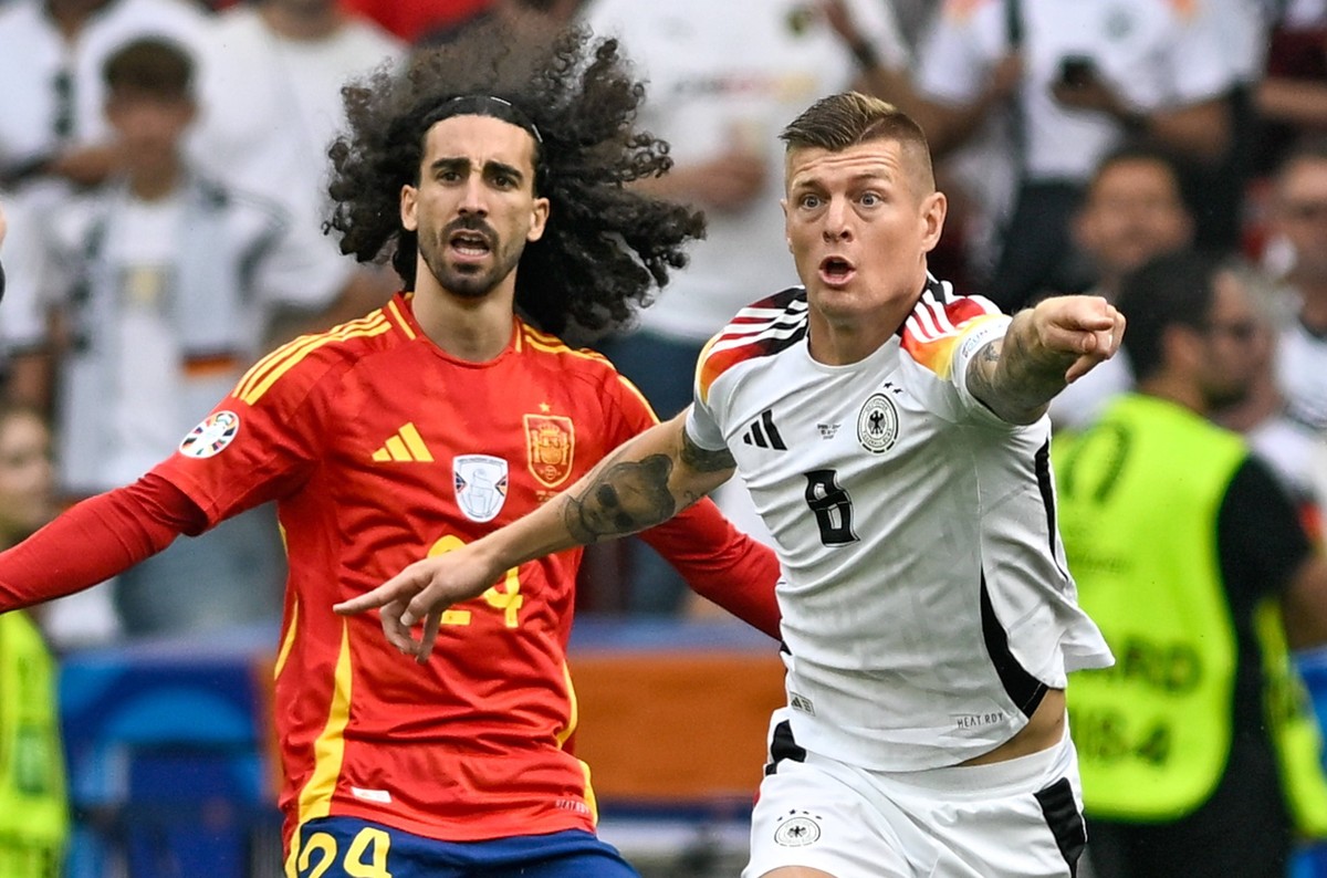 Im Bild v. l. Marc Cucurella 24 Spanien Toni Kroos 8 Germany Gestik / Geste / gestikuliert / 05.07.2024 Fussball Europameisterschaft in Deutschland Spanien vs Deutschland , Neckarpark Stadion, Stuttga ...