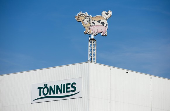 16.04.2018, Nordrhein-Westfalen, Rheda-Wiedenbrück: Blick auf eine Produktionshalle von Tönnies. Die Tönnies Holding ApS &amp; Co. KG. stellt die Bilanz der Unternehmensgruppe für das Jahr 2017 vor. F ...