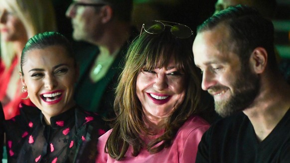 06.07.2018, Berlin: Thomas Hayo (l-r), Sophia Thomalla, Simone Thomalla und Silvio Heinevetter sitzen in der Front Row während der Show des Labels Michalsky bei der Stylenite unter dem Motto &quot;Dre ...