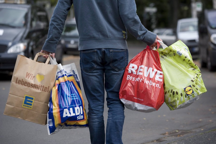 Die Tüten voller Lebensmittel – viele Verbraucher achten verstärkt auf Qualität.