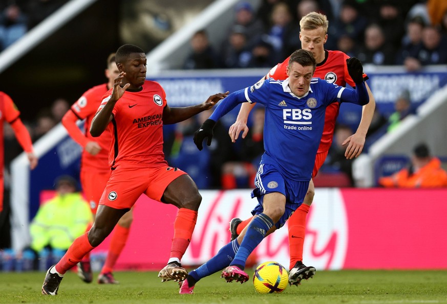 Leicester, England, 21st January 2023. Jamie Vardy of Leicester City tussles with Moises Caicedo of Brighton during the Premier League match at the King Power Stadium, Leicester. Picture credit should ...