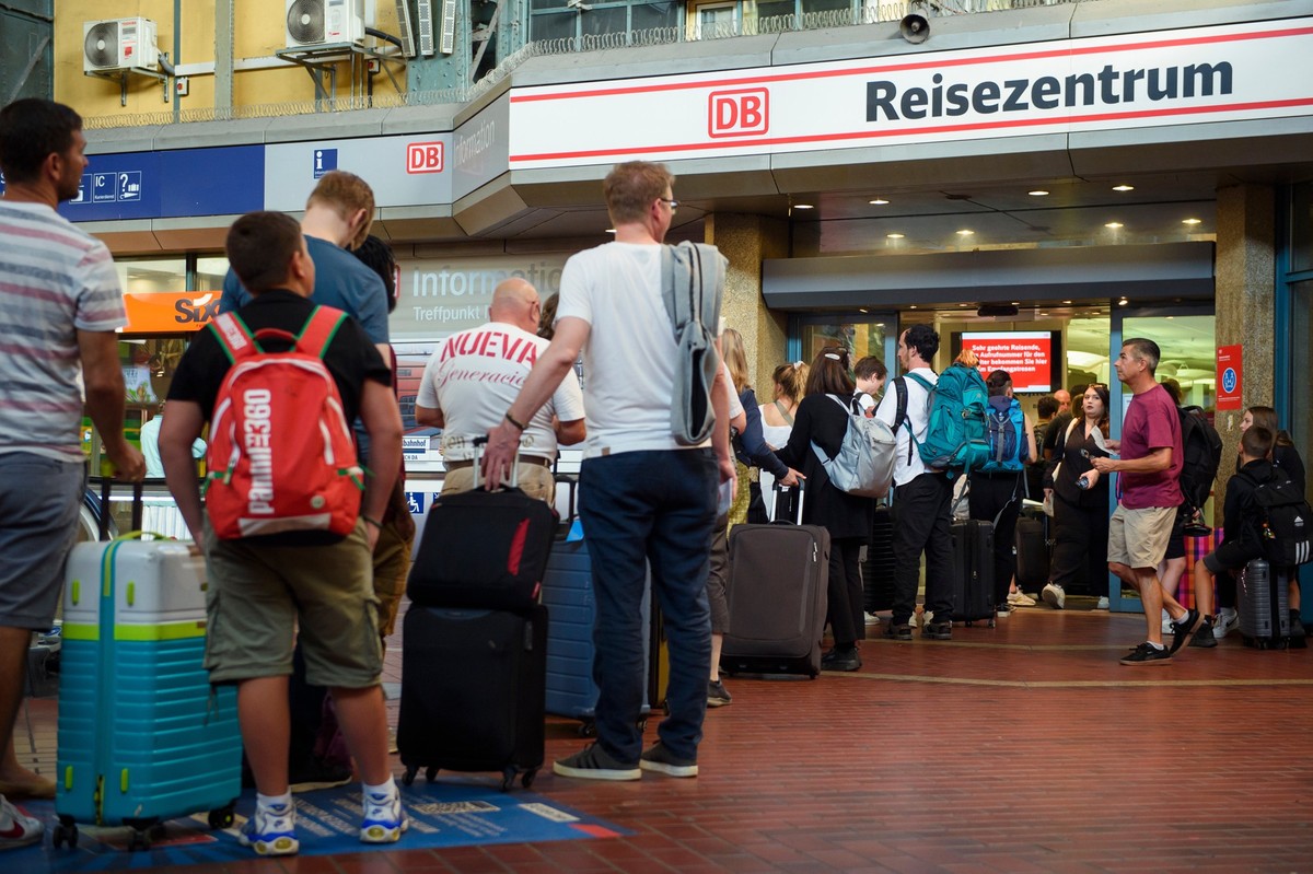 ARCHIV - 09.09.2023, Hamburg: Fahrgäste stehen vor dem Reisezentrum der Deutschen Bahn am Hamburger Hauptbahnhof. In den Reisezentren der Deutschen Bahn sollen sich Fahrgäste künftig besser orientiere ...
