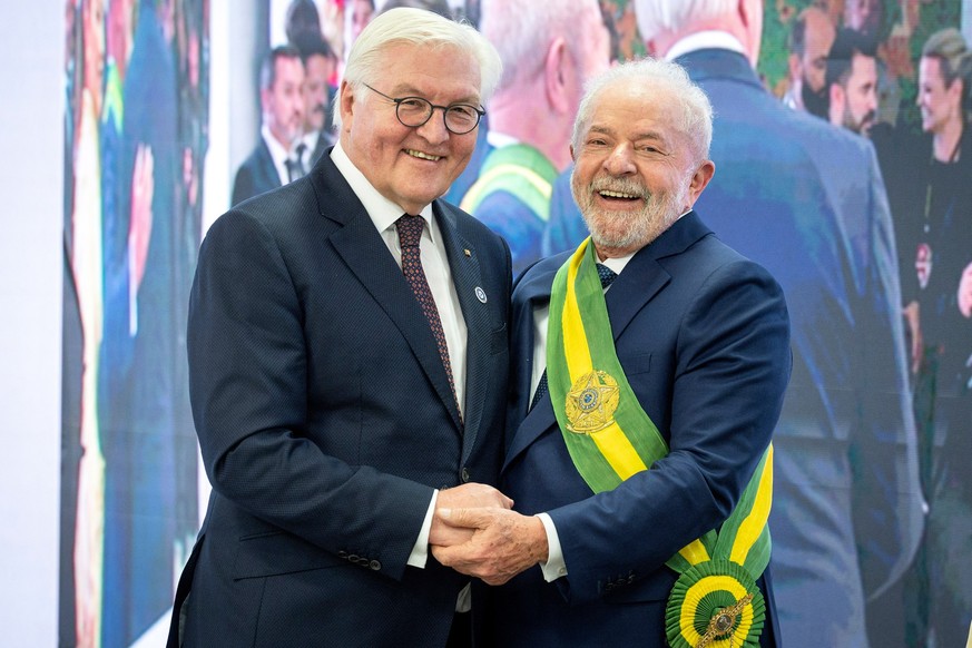 HANDOUT - 01.01.2023, Brasilien, Brasilia: Bundespräsident Frank-Walter Steinmeier (l) mit dem brasilianischen Präsidenten Luis Inacio Lula da Silva nach dessen Amtseinführung im Präsidentenpalast in  ...