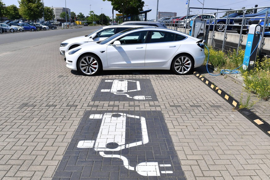 Themenbild Ausbau der Ladeinfrastruktur. E-Autos werden an Ladesaeulen in Wolfsburg aufgeladen.TESLA, Elektroauto-E-Auto wird geladen,Ladestecker,Ladekabel, Ladesaeule,Ladebuchse, E-Mobilitaet,Elektri ...