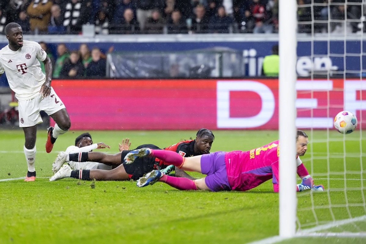 Eintracht Frankfurt - FC Bayern Muenchen, 1. FBL Tor zum 2:0 durch Eric-Junior Dina Ebimbe Eintracht Frankfurt, 26, vorbei an Dayot Upamecano Bayern M�nchen, 2 und Alphonso Davies Bayern M�nchen, 19.  ...
