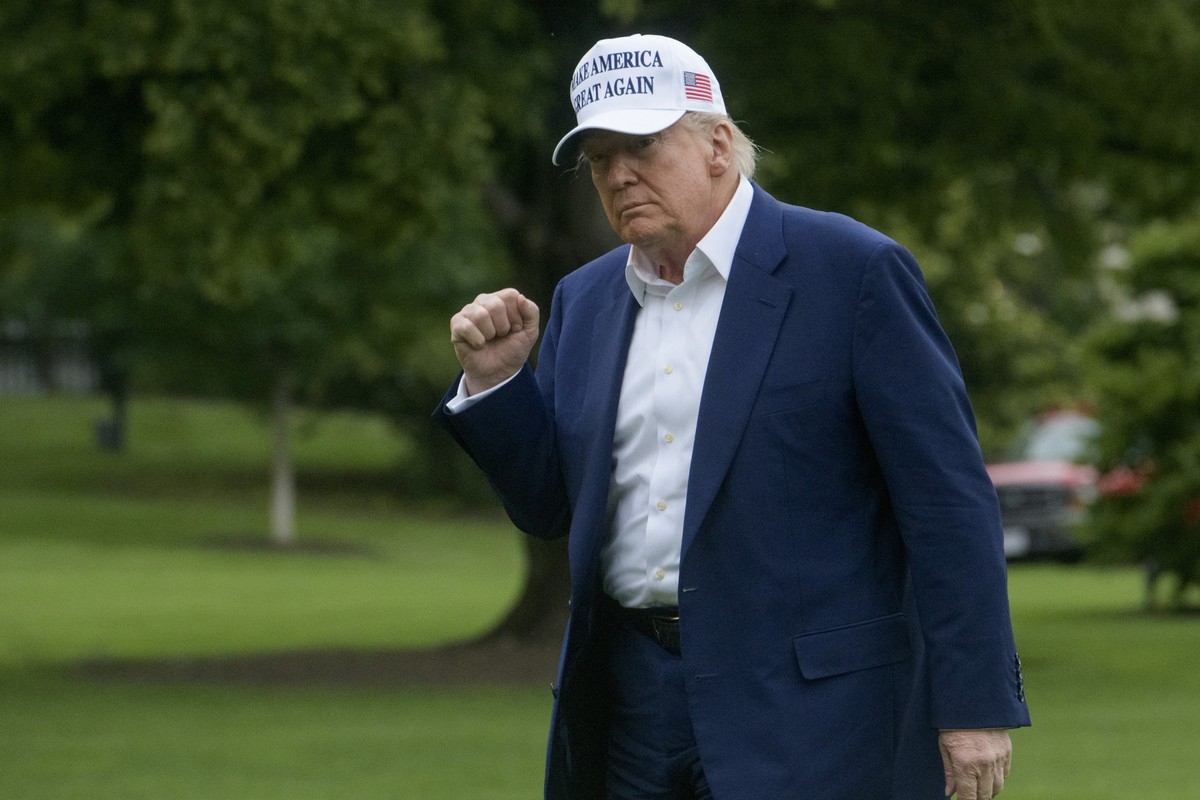 President Donald Trump acknowledges reporters as he disembarks Marine One upon arrival on the South Lawn of the White House in Washington, Sunday, May 25, 2025. (AP Photo/Rod Lamkey, Jr.)