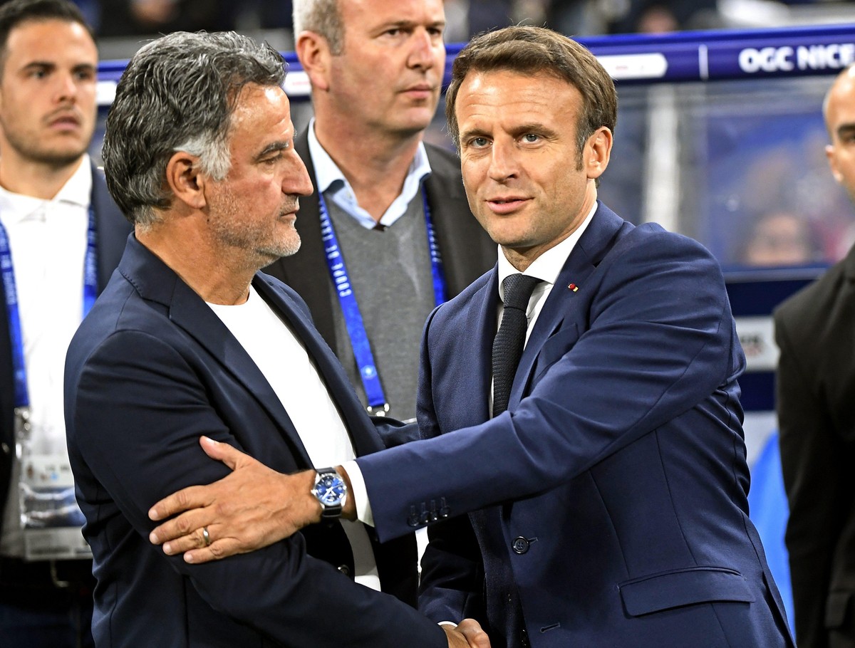 ©PHOTOPQR/LE PROGRES/Stéphane GUIOCHON - Saint-Denis 07/05/2022 - Finale Coupe de France Nice - Nantes -A Saint Denis au stade de France Finale de la coupe de France Nice - Nantes ici Emmanuel Macron  ...
