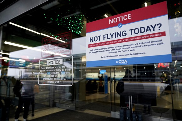 22.12.2022, USA, Chicago: Hinweisschilder sind im Terminal 3 des O'Hare International Airport in Chicago zu sehen. Frische Luft bewegt sich durch das Zentrum der Vereinigten Staaten nach Osten, mit We ...