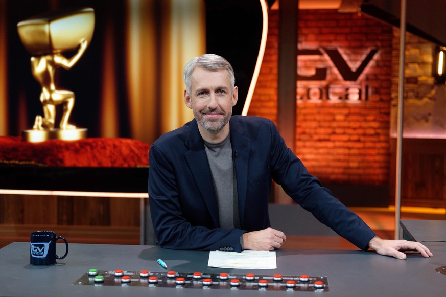 Jeden Mittwoch witzelt Sebastien Pufpaff bei "TV total" über deutsche Fernsehformate und Promis.
