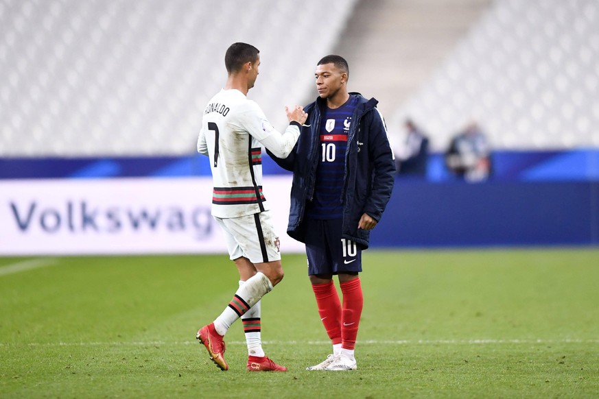 Cristiano Ronaldo (l.) und Mbappé klatschen sich nach einem Länderspiel ab. Beide könnten in diesem Sommer die nächsten Top-Stars sein, die den Verein wechseln. 
