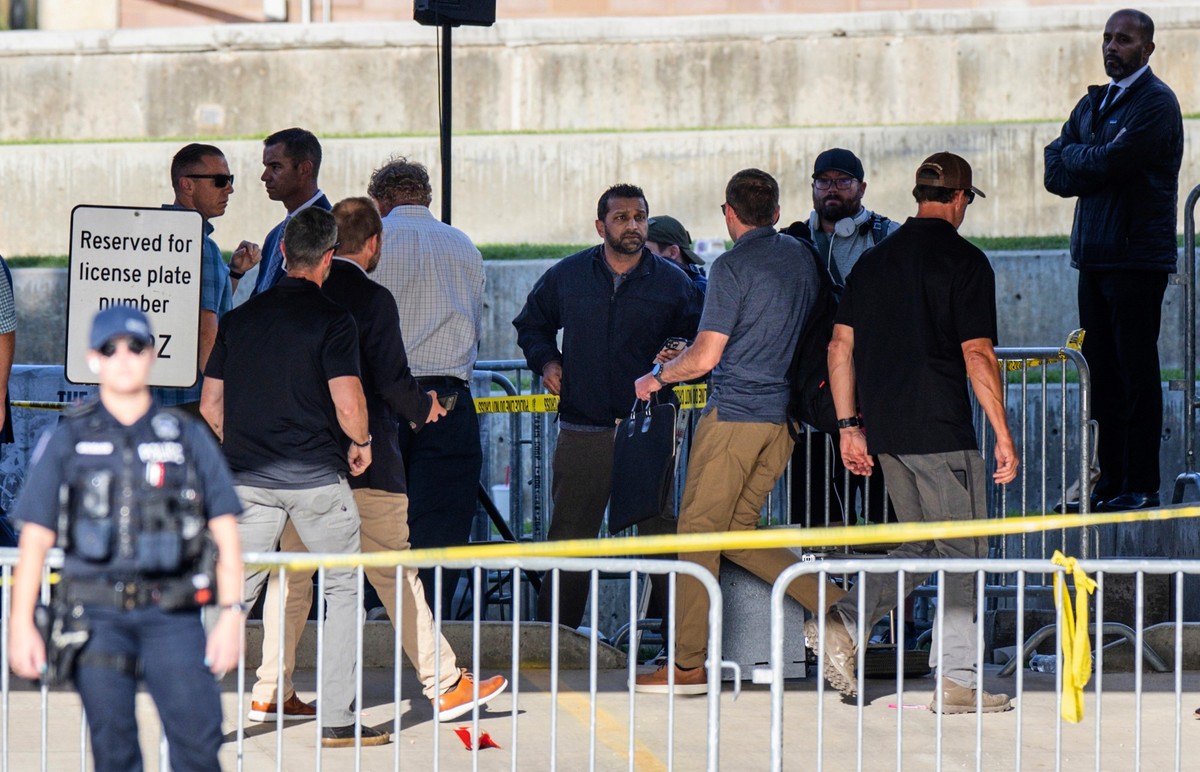 11.09.2025, USA, Orem: FBI-Direktor Kash Patel (M) trifft am Tatort der Erschießung von Charlie Kirk an der Utah Valley University ein. Foto: Rio Giancarlo/The Deseret News/AP/dpa +++ dpa-Bildfunk +++