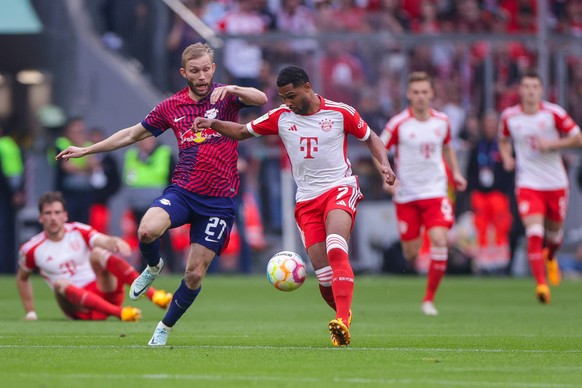 20.05.2023, Fussball, Saison 2022/2023, 1. Bundesliga, 33. Spieltag, FC Bayern München - RB Leipzig, v. l. Konrad Laimer RB Leipzig, Serge Gnabry FC Bayern München, München Allianz Arena Bayern Deutsc ...