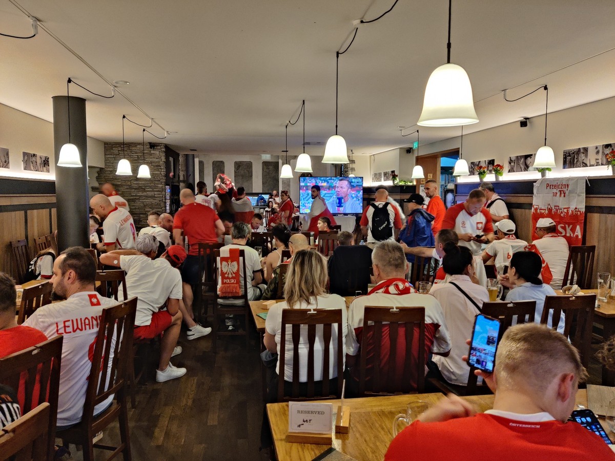Planänderung: Fans aus Polen und Österreich warten in einem Brauhaus auf den Anpfiff.